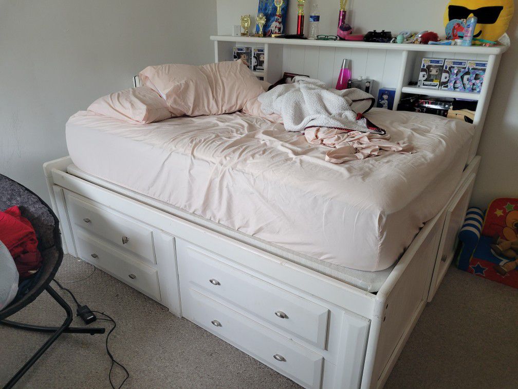 White Full Size  Bed With Drawer