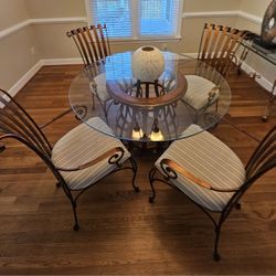 Dining table & 4 Chairs 