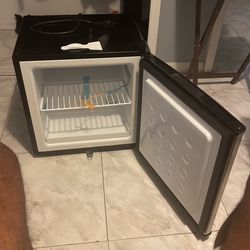 1.1 Cubic Feet Mini Freezer With Lock