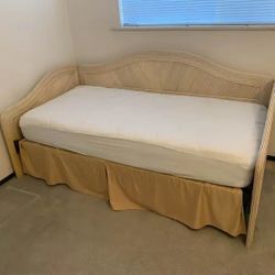 Twin Size Day Bed (2 Twin Mattresses Included 