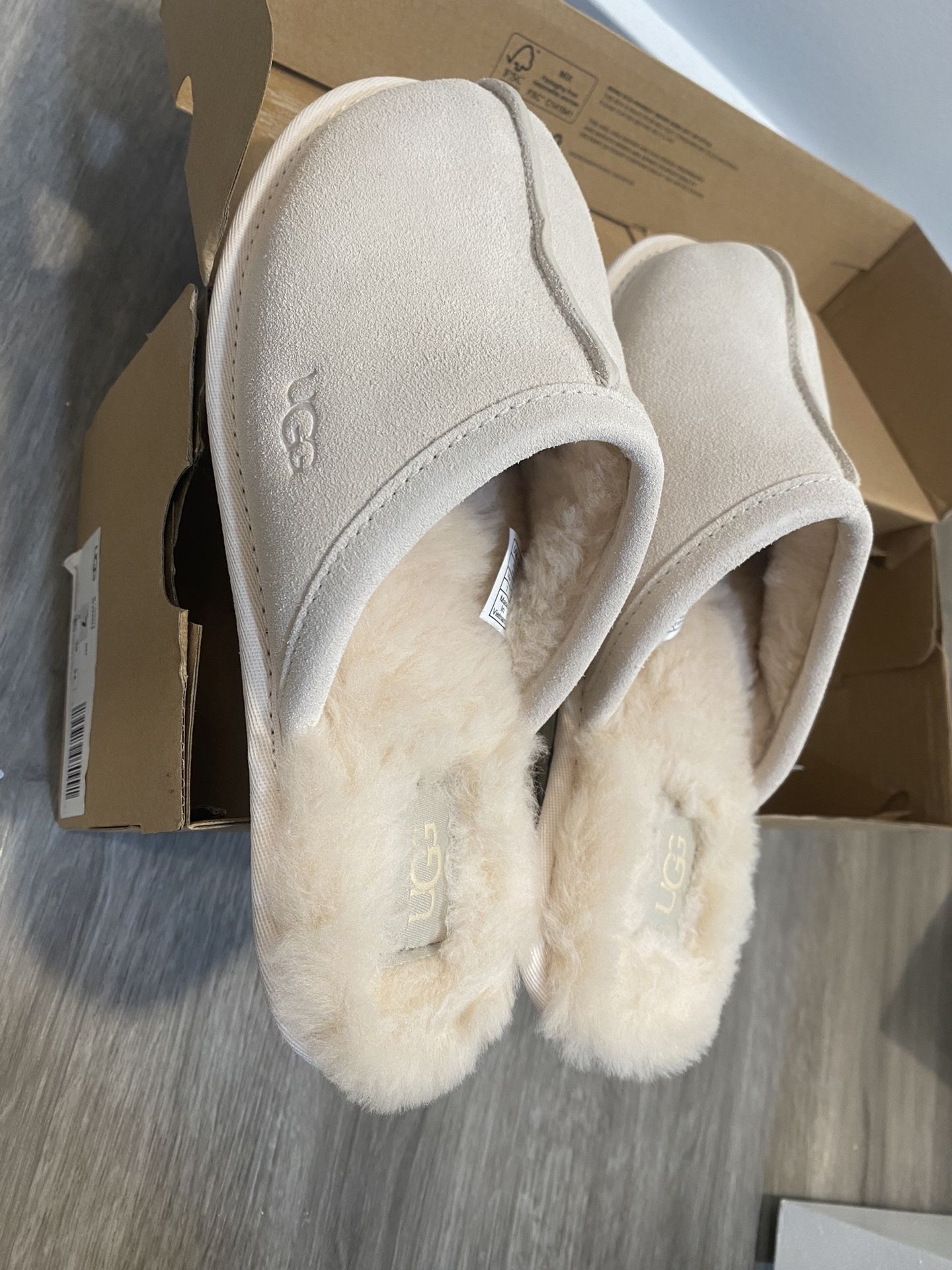 UGG Slipper Size 7
