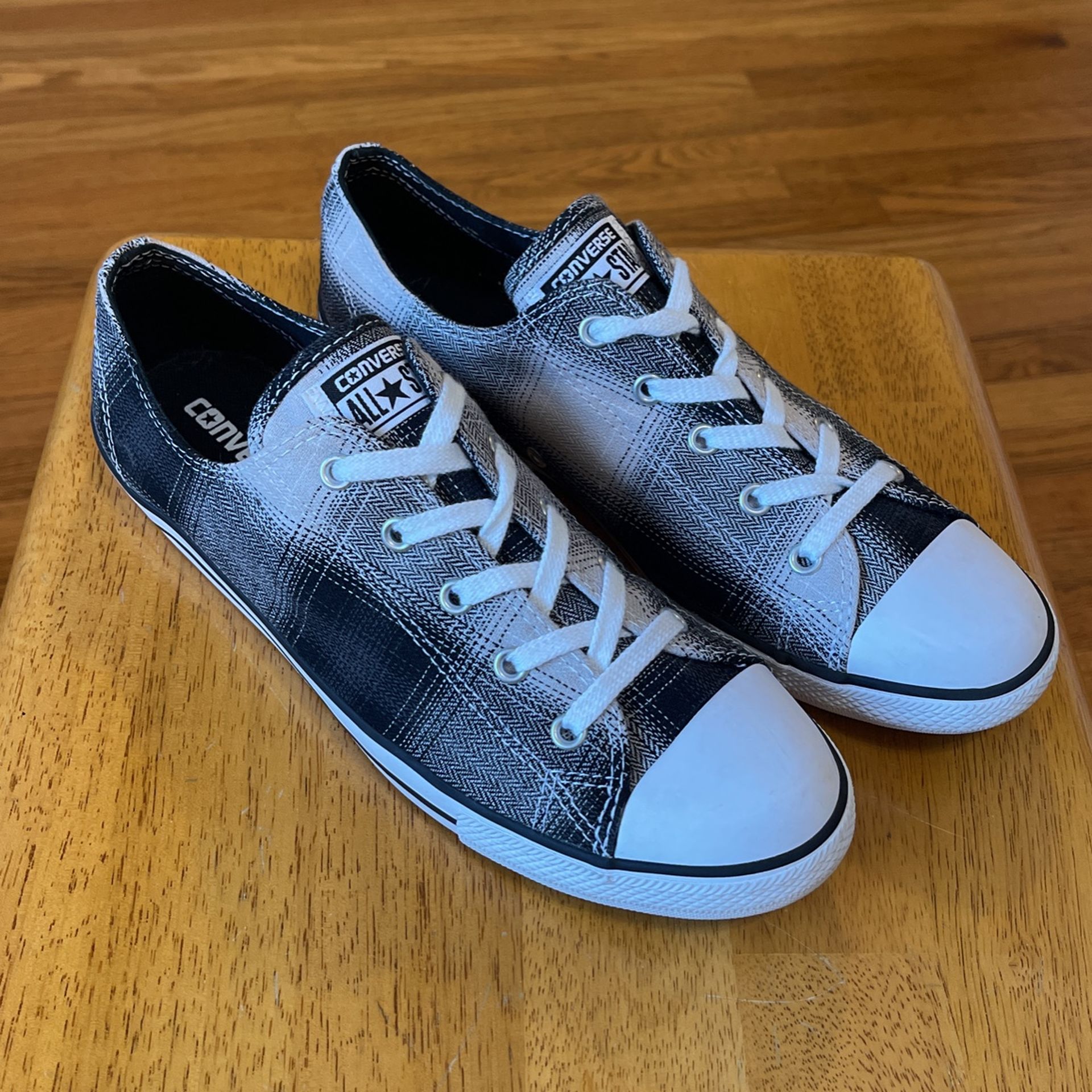 NEW CONVERSE SHOES size 11 Women