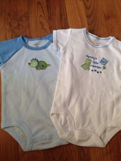 2 Carter's onesies size nb