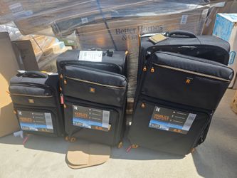 IT Luggage World's Lightest 3-Piece Spinner Set