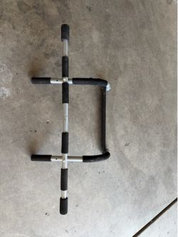 Portable doorway pull-up bar