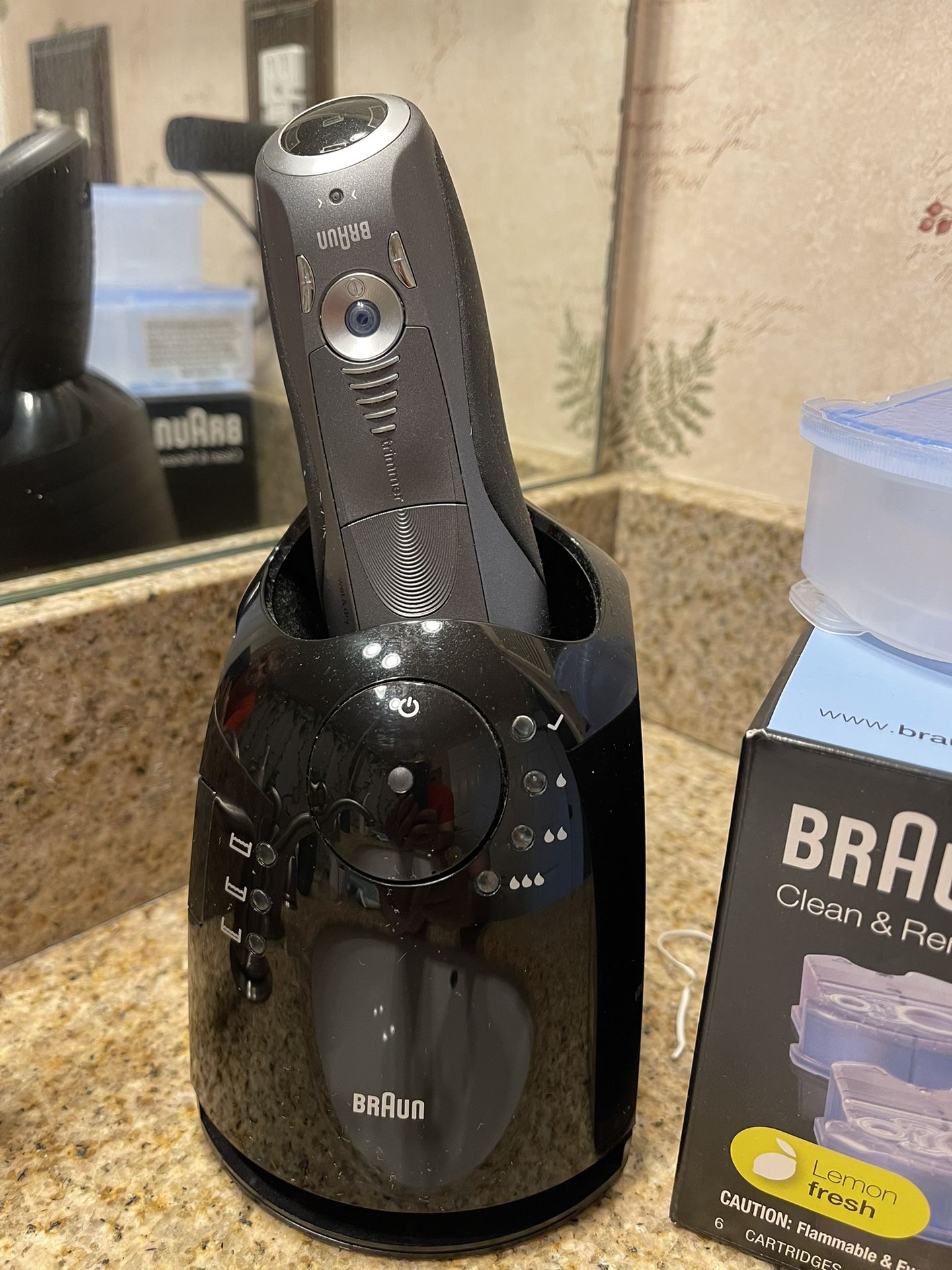 Braun series 7 Electric razor + Clean & Renew refills