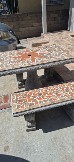 Table with bemchs/ mesa.  Con bamcas