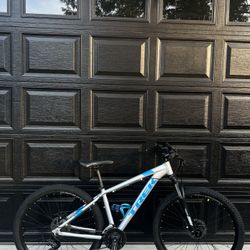 Trek Marlin 4 Mountain Bike 27.5”