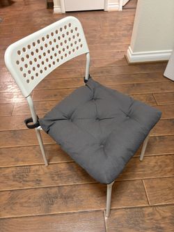 IKEA SANDSBERG Chair – White with Gray Malinda Cushion