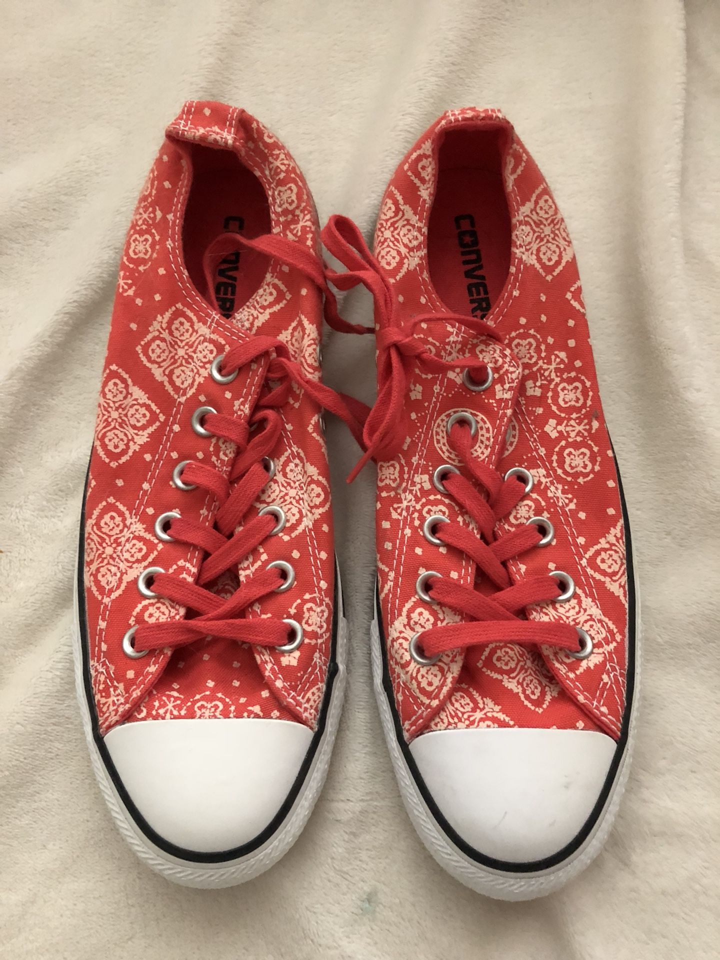 Brand new never worn converse shoes men’s size 7 women’s size 9