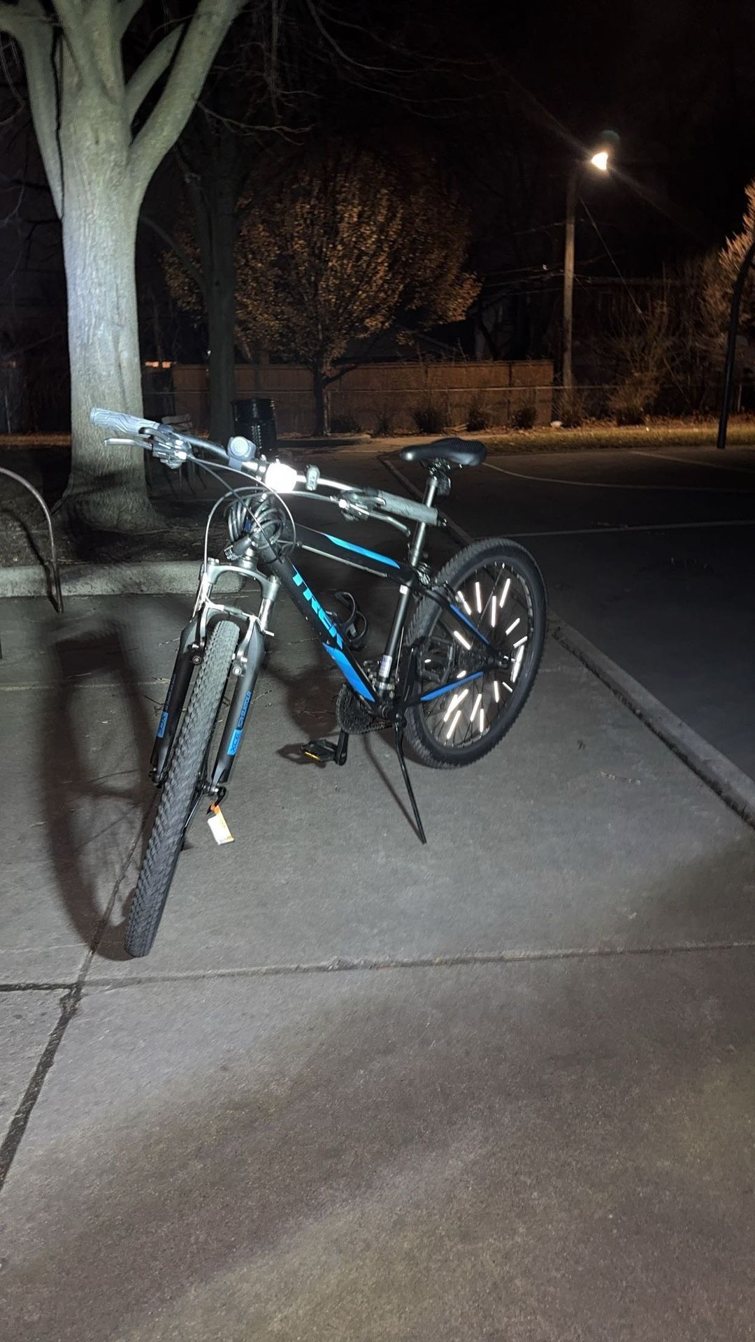 DISCONTINUED TREK MOUNTAIN BIKE