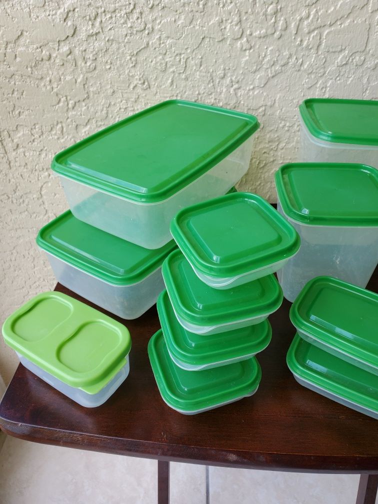 Plastic food storage containers