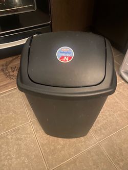 Sterilite 7.5 Gallon Swing Top Trash Can