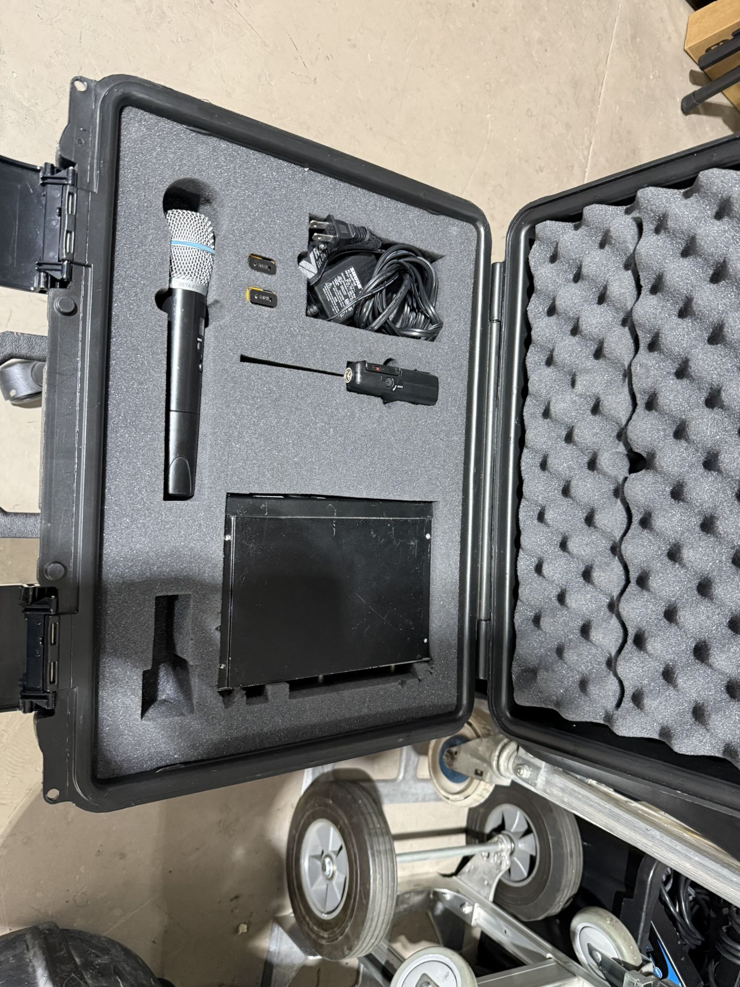 Shure ULXP4 Wireless Mic Kit With Handheld And Lav Unit