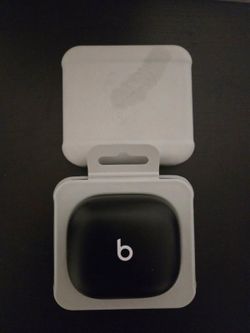 Title: Powerbeats pro 2
Description: Powerbeats pro 2, barely used, in great condition, comes with original packaging, works perfect with no issues, 1