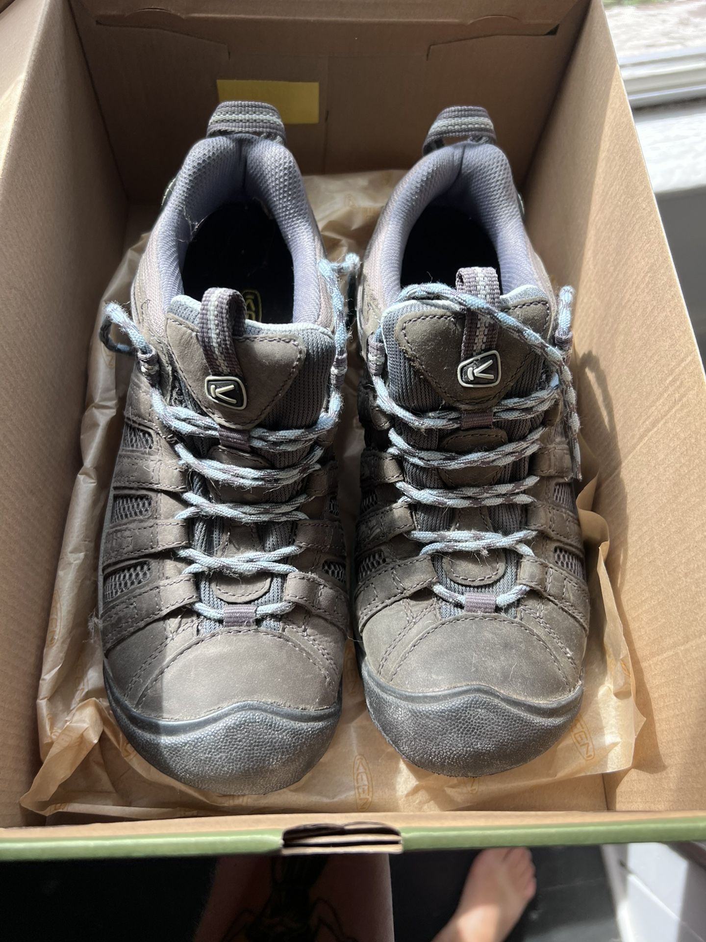 New Keen Womens Hiking Shoes (sz 9)