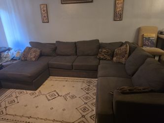 Large 3 sectional show couch.