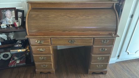 Roll up desk with lock and key