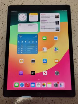 iPad Pro 12.9 inch 2017 (Works perfectly, comes with the charger)