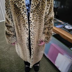 Fake leopard, Fur coat, perfect size.Large never been worn new three hundred dollars