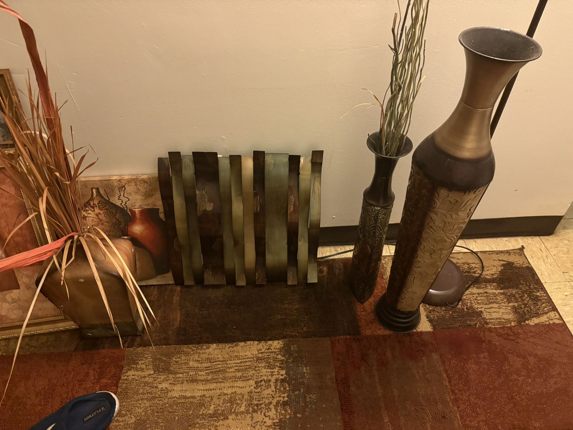 Wall Decor And Carpet