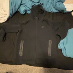 all black nike tech men’s medium 70$