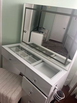 Makeup Vanity w/lights & speaker