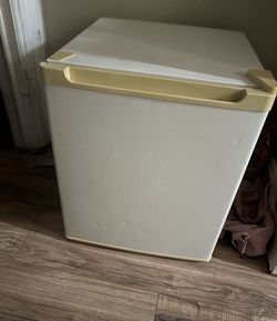 Mini refrigerator