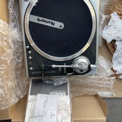 Numark TT200 High-Torque DJ Turntable 