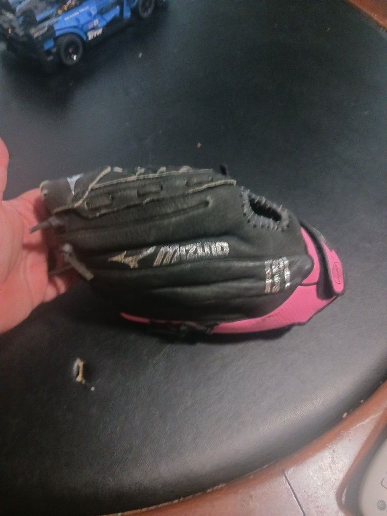 Mizuno Girls Right Handed Glove