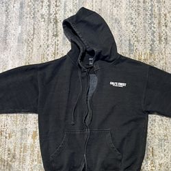 Cali hooded sweatshirt black size Xl Unisex   Stylish black hoodie with front pockets and drawstring hood. Features 'Cal's Finest' logo on the chest.