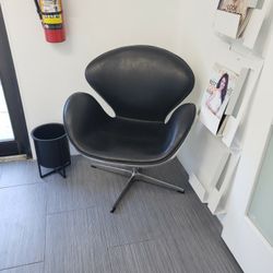 Like New Black Butterfly Chair With Metal Studded Back 