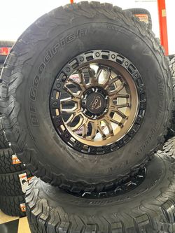 Vendo set de rines nuevos 17x9 de 6-135 lugs con llanta 315/70/R17 Bfgoodrich
