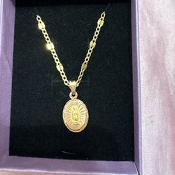 Gold necklace with pendant 