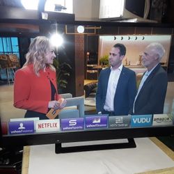 VIZIO SMART TV 28" INCH Class SMART LED -LCD 720p HD (E280i-B1)  Remote Control Included 
