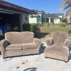 🌞Beautiful Loveseat & Chair For Sale🌞