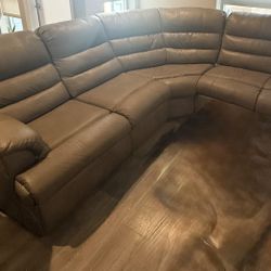 Sectional Couch - Comfortable And Spacious