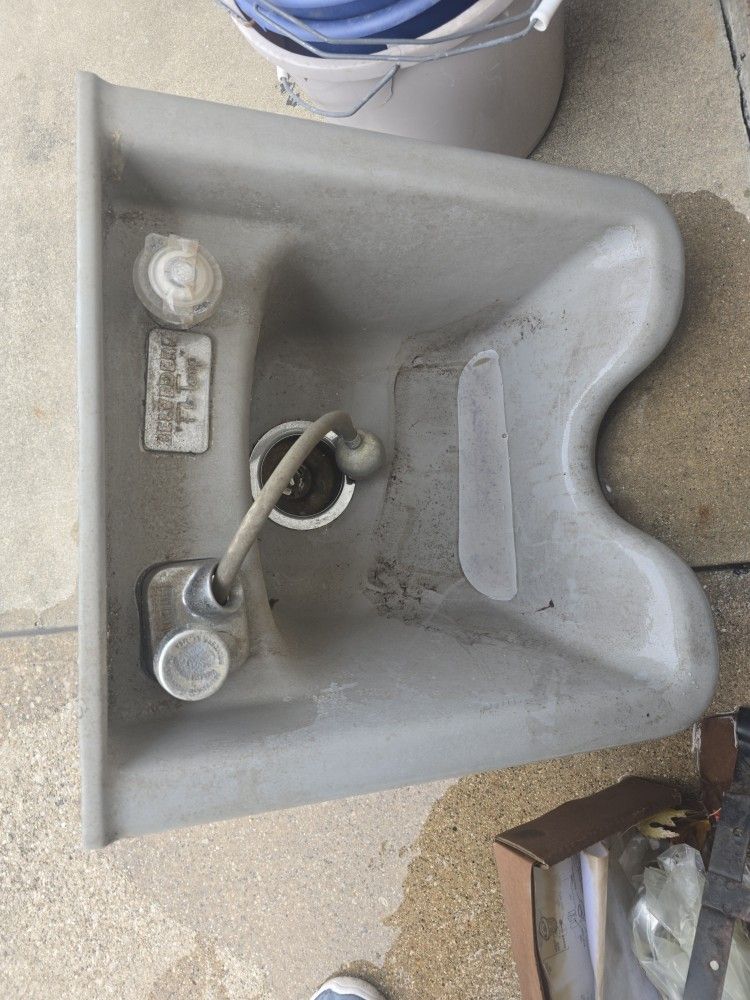 Beautician Wash Bowl w/ Mounting Bracket