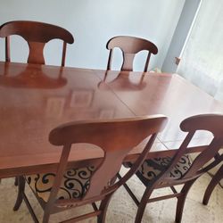 Dining Table w 4 Chairs