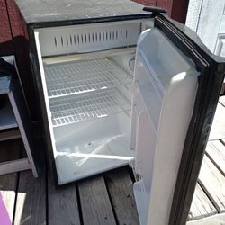 Curb Alert  GE Mini Fridge 