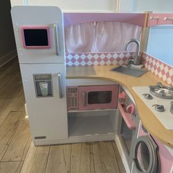 Kids play Kitchen