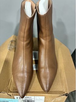 $5 Boots Women Size 7.5
