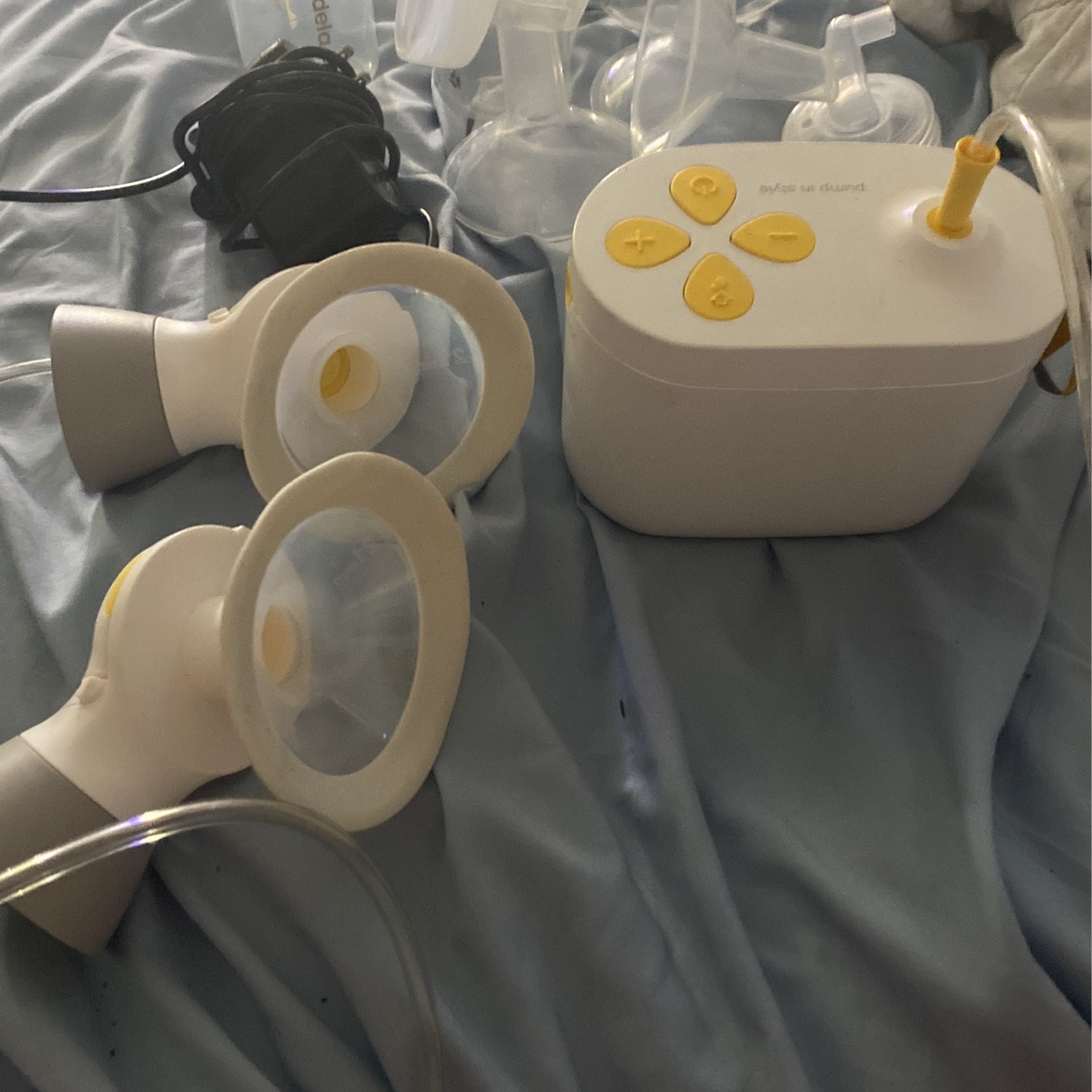 Medela Breast Pump, Pump in Style with MaxFlow, Electric Breastpump, Closed System, Portable