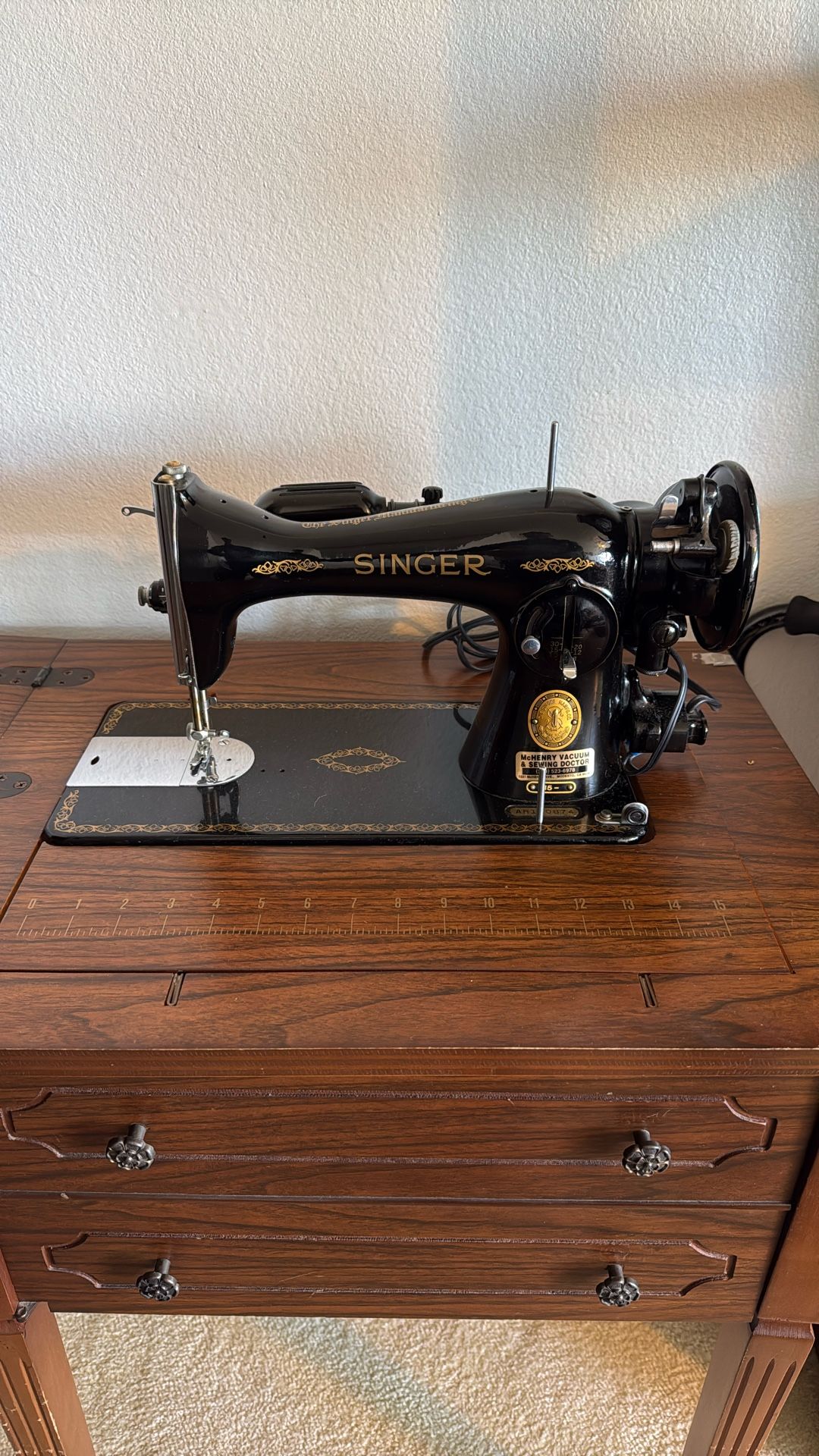 Antique Collectible Singer Sewing Machine - American Made