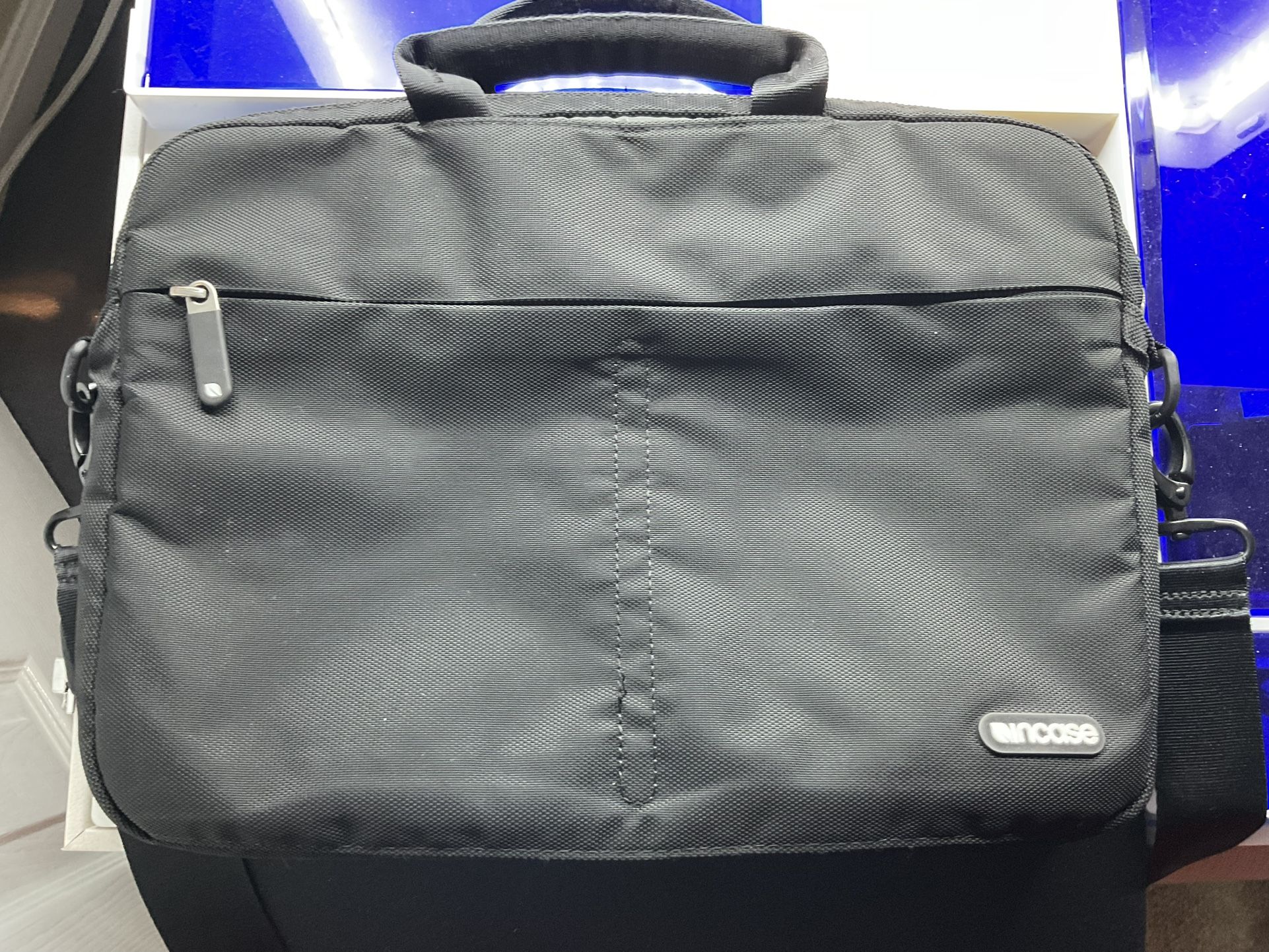 incase Laptop Bag With Soft Interior For A MacBook or PC Up To 14 Inches