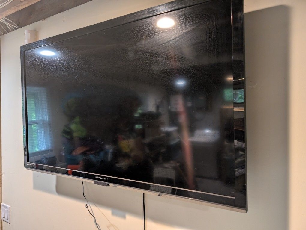 Used 50 Inch Emerson LED tv With Wall Mount