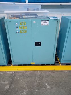 Acid/base cabinets