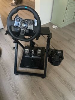 Logitech G923 steering wheel/ race simulator