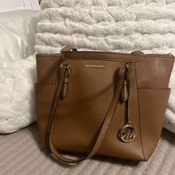 MICHAEL KORS LARGE PURSE- $85