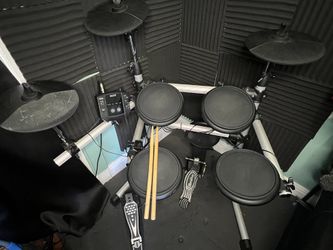 Electric Drum Set w/ Amplifier !